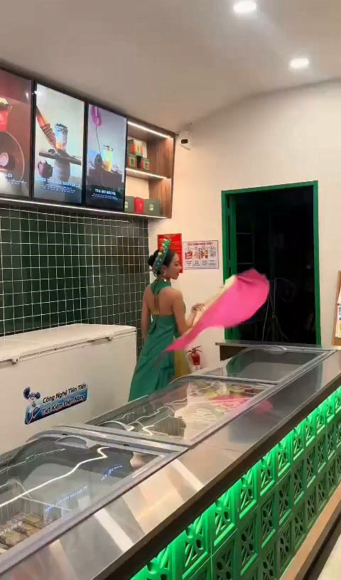 Khám Phá Hương Vị Kem Tràng Tiền Giữa Nghệ Thuật Cổ Trang