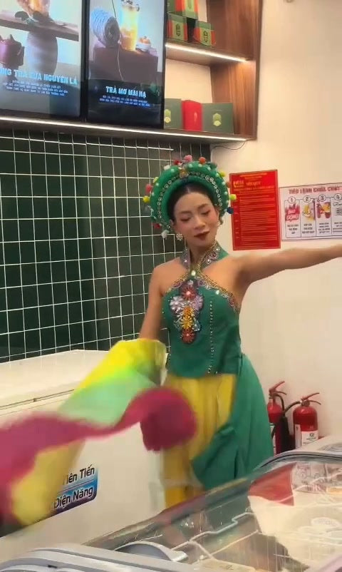 Khám Phá Show Múa Cổ Trang Tại Trạm Kem Tràng Tiền Sài Thành