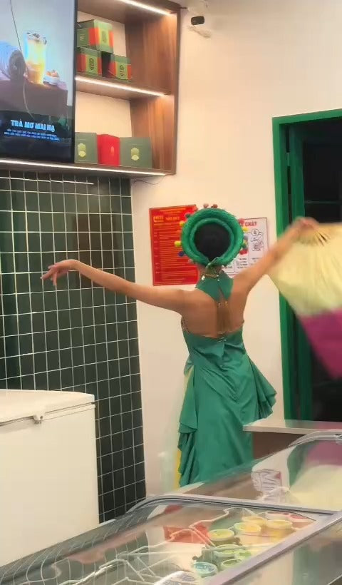 Trải Nghiệm Múa Cổ Trang Tại Trạm Kem Tràng Tiền Sài Thành